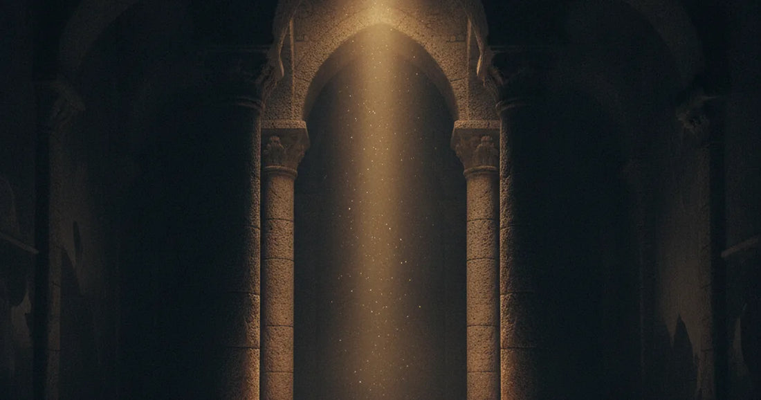 Tre colonne di pietra che si uniscono in un solo arco illuminato da un fascio di luce dorata
