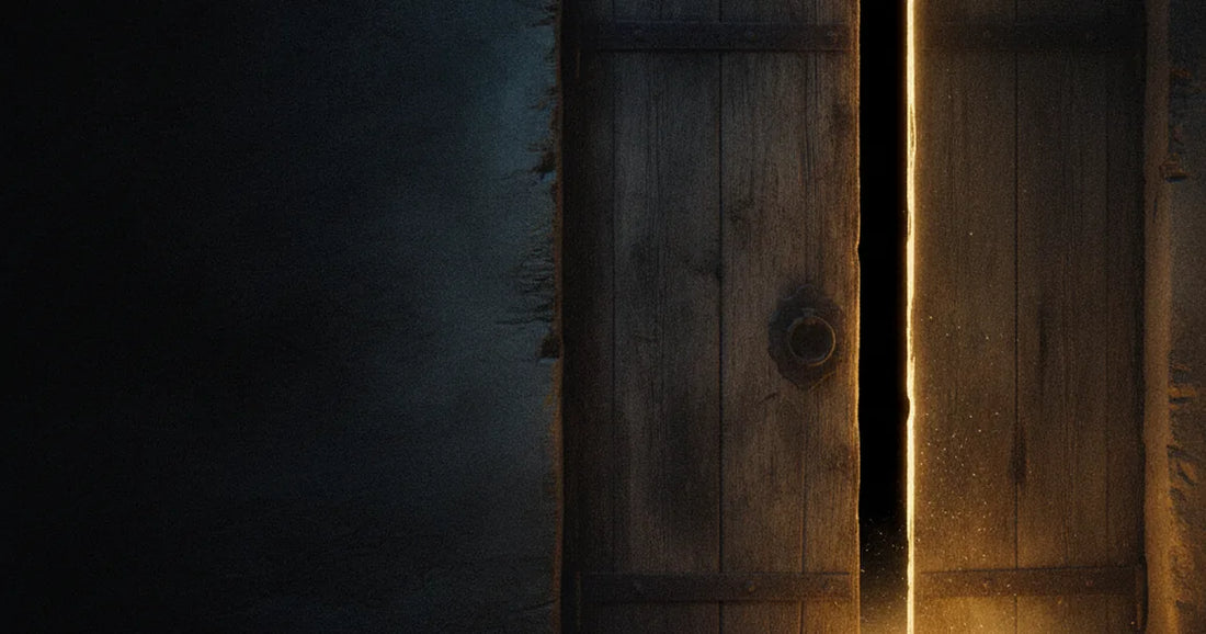 Antica porta di legno socchiusa in un muro di pietra, un fascio di luce dorata filtra nella penombra