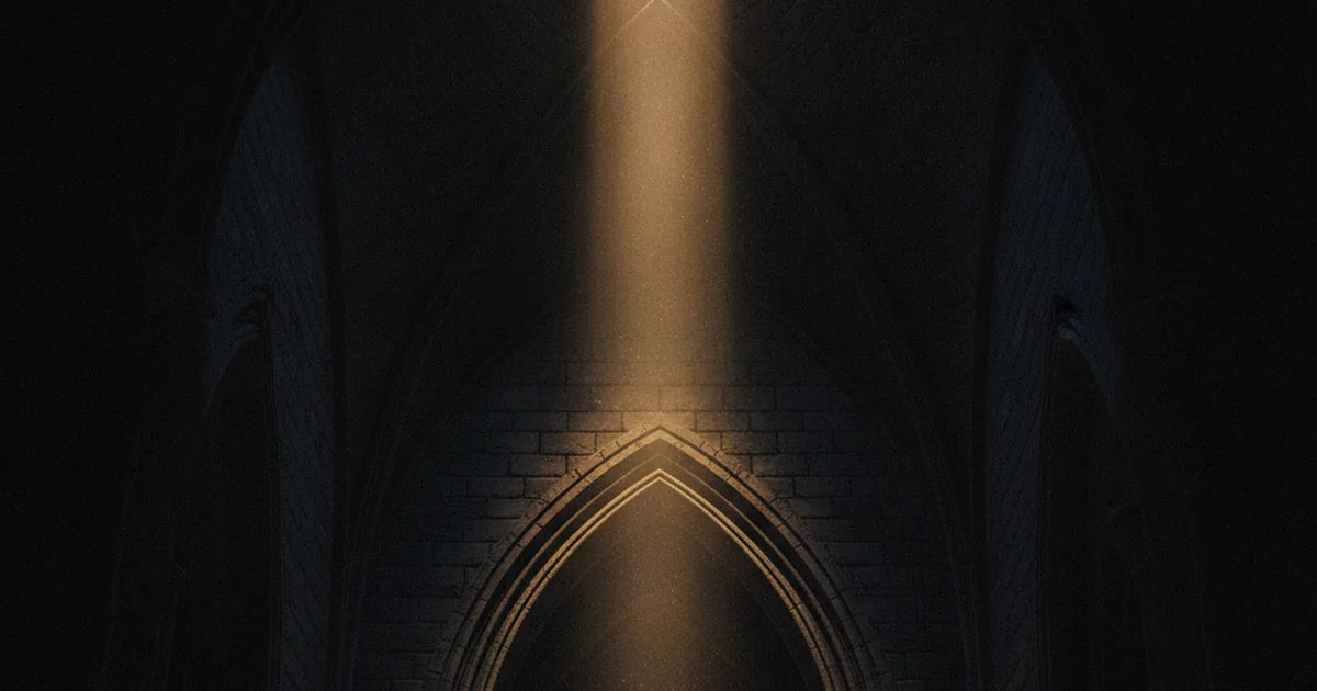 Volta di pietra in penombra con la chiave di volta illuminata da un raggio di luce dorata.